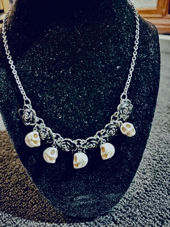 Jewelry - Silver Black Roses Charm Necklace with White Skull Pendants - Women Jewelry